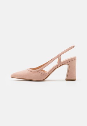 Różowe zamszowe czółenka typu slingback z noskiem w szpic i paskiem na pięcie na białym tle.