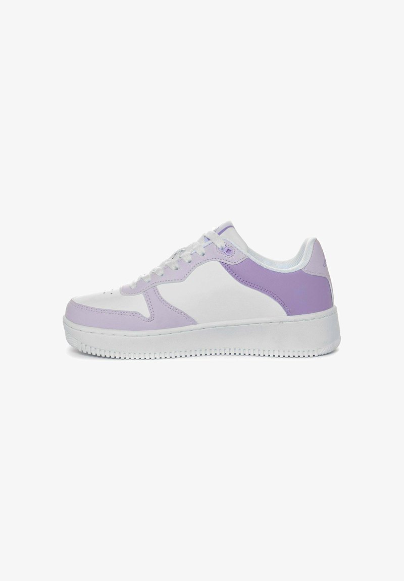 Sneaker low-top con corpo bianco e accenti viola chiaro, realizzato in materiale sintetico liscio, punta rotonda e suola in gomma testurizzata.