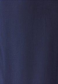 Námorná textúrovaná tkanina s jemnými vertikálnymi pruhmi, mäkkým padaním a ľahkým pocitom. Ideálna pre odevy, ktoré vyžadujú plynulosť a pohodlie.