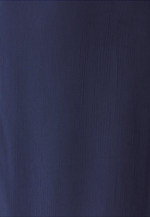 Mornarsko teksturirano blago s suptilnimi vertikalnimi črtami, mehak padajoč material in lahkotno občutje. Idealno za oblačila, ki zahtevajo fluidnost in udobje.