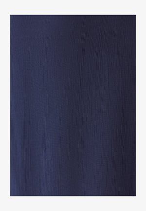 Mornarsko teksturirano blago s suptilnimi vertikalnimi črtami, mehak padajoč material in lahkotno občutje. Idealno za oblačila, ki zahtevajo fluidnost in udobje.