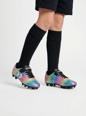 Barn iført sorte knæstrømper og flerfarvede glitrende fodboldstøvler med sorte snørebånd og knopper på en ensfarvet baggrund.