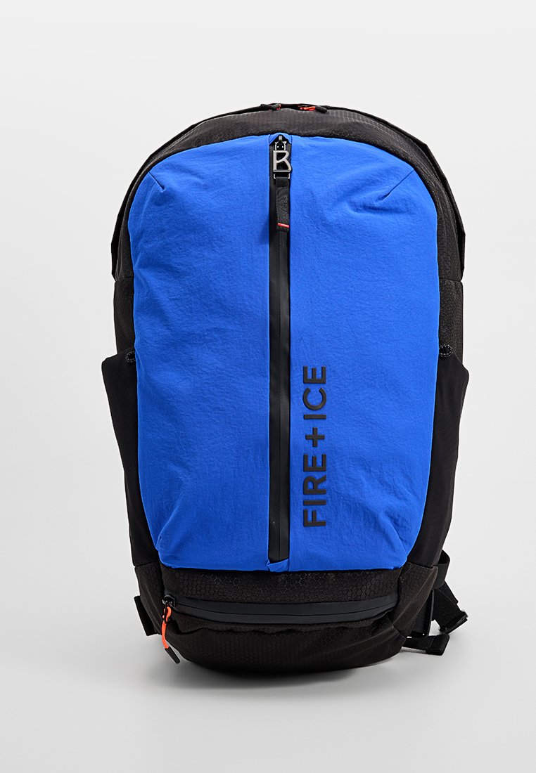 Blau- und schwarzer Rucksack aus strukturiertem Stoff, mit zentralem Reißverschluss und schwarzem Streifen, sowie dem "FIRE+ICE"-Logo auf der Vorderseite.