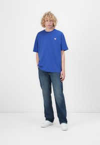 Guess Jeans TEE - T-shirts - regal blue