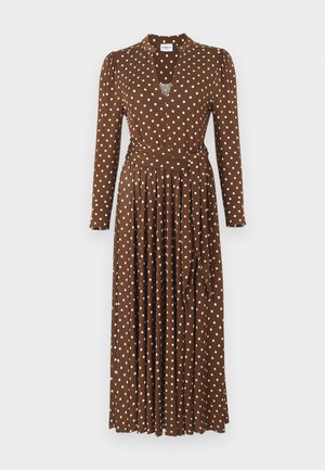 Καφέ φόρεμα τύπου wrap με πουά μοτίβο, μακριά μανίκια, βαθύ V-ντεκολτέ, ζώνη στη μέση και πλισέ φούστα, με λευκές βούλες σε όλο το ύφασμα.