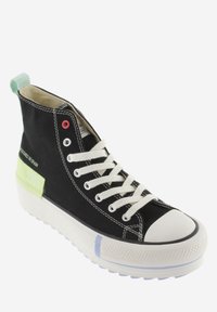 Zwarte canvas hoge sneakers met een witte rubberen neus en zool. Heeft meerkleurige accenten, waaronder een mintgroene trekband en een rode ooglet.