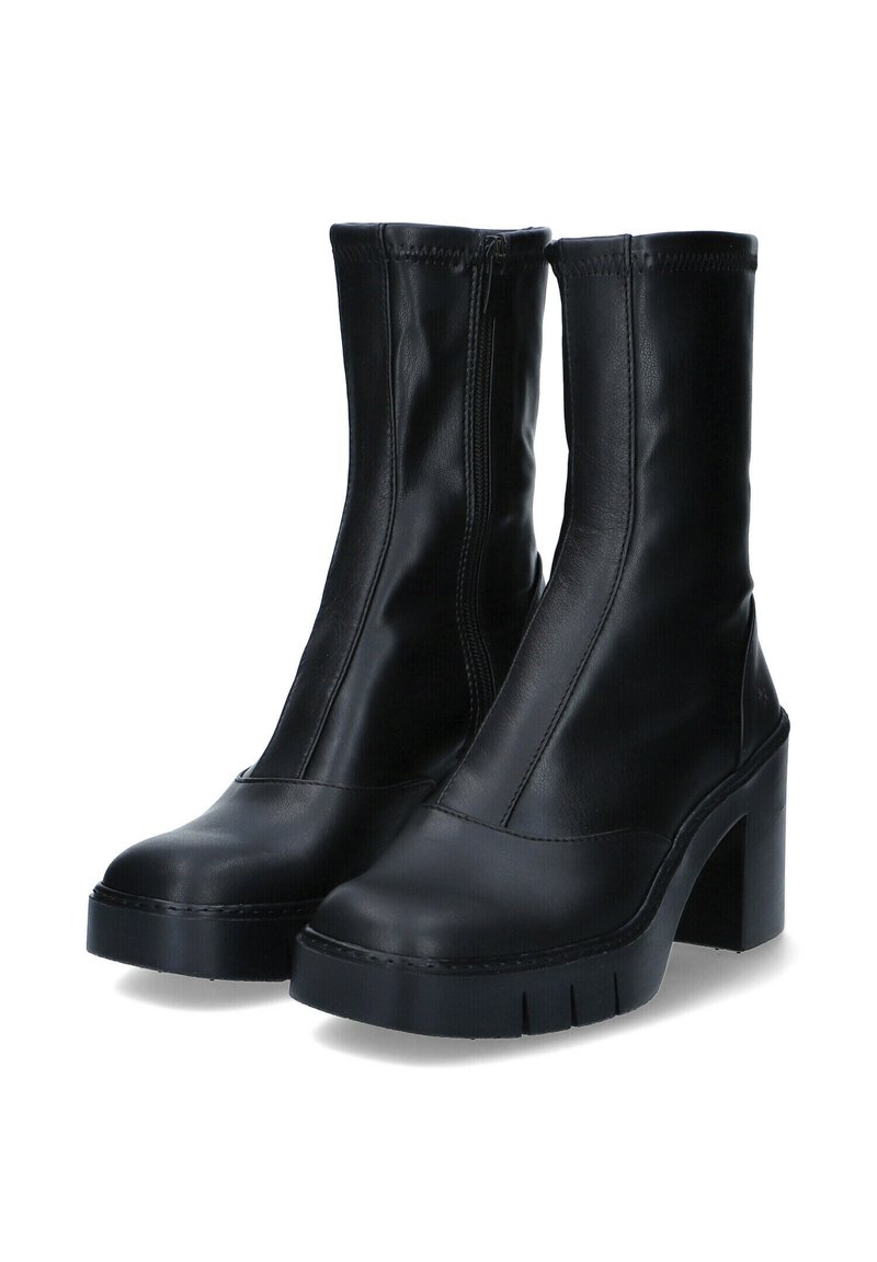Botas de tobillo negras de cuero suave, con una suela gruesa y un tacón alto en bloque, con un cierre de cremallera lateral y detalles de costura mínimos.
