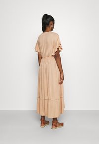 YAS Maxi šaty - light brown