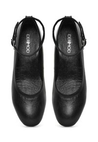 Zapatos de cuero negro con punta redondeada y tira en el tobillo; textura suave, acabado ligeramente brillante y plantilla acolchada. Marca visible en el interior.