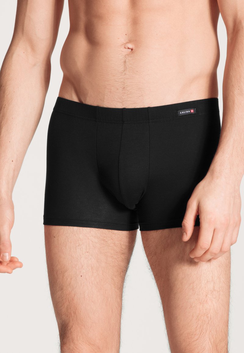 Boxer briefs neri in cotone con una vestibilità aderente, dotati di una cintura elastica e di un piccolo etichetta sul lato sinistro anteriore per il branding.