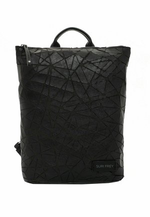 Sac à dos noir avec motif texturé géométrique, petite poignée sur le dessus, fermeture éclair et une étiquette "SURI FREY" en bas à droite.