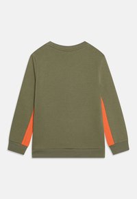 Felpa verde oliva con maniche lunghe, caratterizzata da una striscia laterale arancione. Realizzata in tessuto morbido, con collo rotondo e orlo a coste.