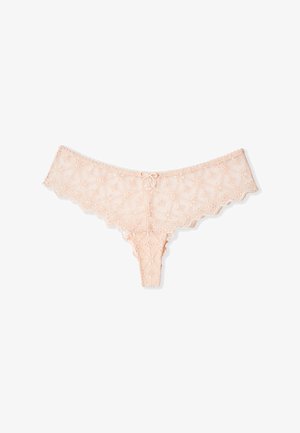 Tanga de encaje rosa claro con bordado floral y un pequeño lazo decorativo en el centro delantero.