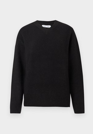 Suéter negro de cuello en V en una suave mezcla de lana, con mangas largas y puños y dobladillo acanalados. Diseño simple y clásico sin patrones ni acentos.