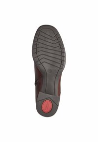 Chaussure en cuir marron avec une semelle en caoutchouc texturé et une touche rouge au talon. Présente un design ergonomique pour le confort et la traction. Taille 37.