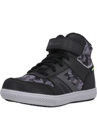 Zapatillas altas en negro con un estampado de camuflaje gris. Cuentan con una correa de velcro, cordones negros y una suela de goma texturizada.