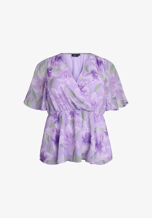 Blouse portefeuille florale lavande avec manches courtes flottantes, taille cintrée et accents de feuilles vertes douces sur tissu léger.