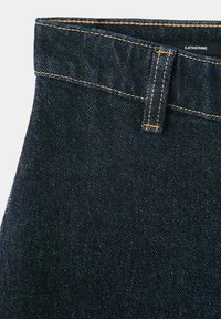 Tissu en denim bleu foncé avec coutures orange et une seule boucle de ceinture près du bord supérieur d'un jean.