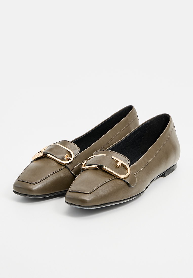 Flats en cuir vert olive avec un bout pointu, présentant un détail de boucle dorée sur le dessus et une doublure intérieure noire.