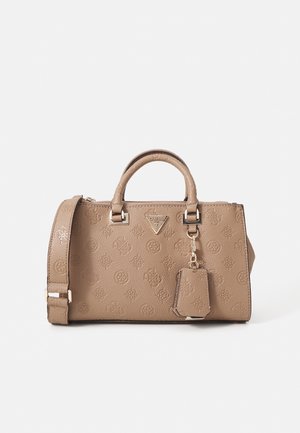 Beige Guess håndtaske med præget monogrammønster, dobbelte håndtag, aftagelig skulderrem og tilhørende nøglering på hvid baggrund.