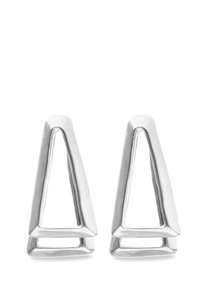 Paire de boucles d'oreilles créoles triangulaires en argent avec un design géométrique ouvert et une finition polie sur fond blanc.