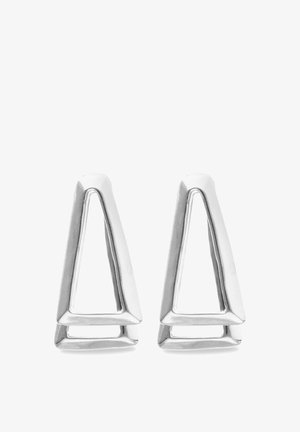 Paire de boucles d'oreilles créoles triangulaires en argent avec un design géométrique ouvert et une finition polie sur fond blanc.