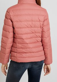 Tommy Jeans Chaqueta de plumas - light pink