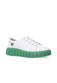 Weiße Leder-Sneaker mit einer grünen, massiven Sohle, die an der Seite einen kleinen grünen Herzakzent und traditionelle Schnürung vorne aufweist.