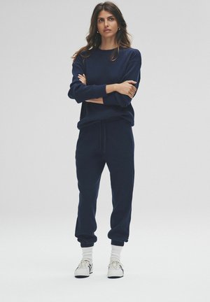 CREW NECK AND CUFFED JOGGERS SET - Pyžamo - navy