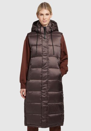 Braune, gepolsterte Weste mit Kapuze, ausgestattet mit einem Reißverschluss vorne, elastischen Kordeln und Druckknopfakzenten am unteren Rand. Glattes, glänzendes Material.