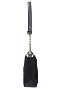 Černá kožená kabelka na zápěstí se stříbrným řetízkovým popruhem, obdélníkového tvaru a s detailním prošitím, zobrazena z boku.