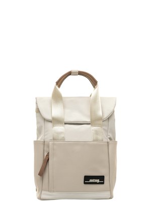 Sac à dos beige en matériau synthétique, doté de deux bretelles en tissu, d'une poignée supérieure marron et d'une poche avant zippée avec un écusson logo.