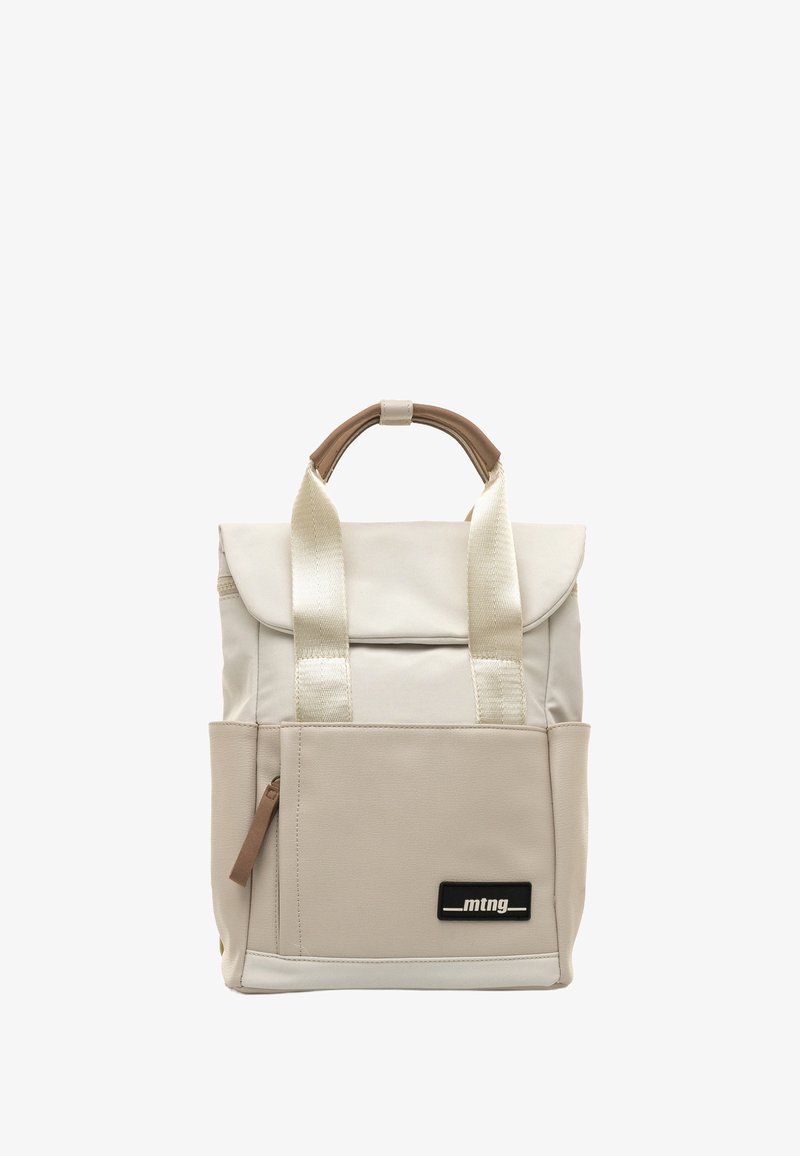 Beiger Rucksack aus synthetischem Material, ausgestattet mit zwei Stoffriemen, einem braunen Tragegriff oben und einer vorderen Reißverschlusstasche mit Logo-Aufnäher.