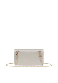 Borsa a tracolla rettangolare di colore argento metallico realizzata in materiale testurizzato, con tracolla in catena dorata e dettagli con chiusura sui lati.