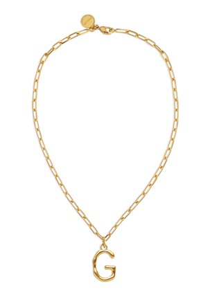Collar de cadena de oro con eslabones ovalados y un colgante de letra "G" en oro, que cuenta con una etiqueta redonda en el cierre.