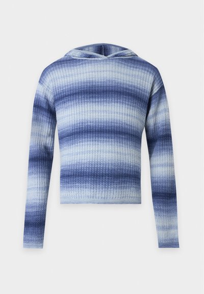 Πλεκτό hoodie με μακριά μανίκια σε οριζόντιες ρίγες μπλε και γαλάζιου χρώματος με υφή, εμφανιζόμενο σε λευκό φόντο.