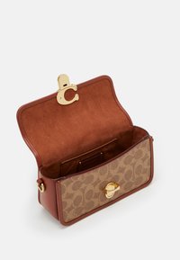 COACH SIGNATURE STUDIO BAGUETTE - Käsilaukku - tan/rust