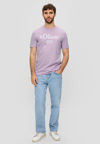 s.Oliver MIT GROSSEM LABEL - T-shirt print - flieder