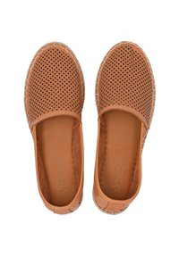 Tan slip-on boty s perforovaným vzorem, měkkou vnitřní podšívkou a pletenými detaily podél podešve. Zaoblená špička, lehký design.