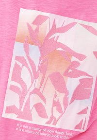 s.Oliver MIT STICKEREI - T-shirt imprimé - pink