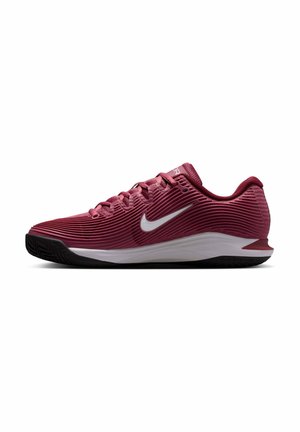 Bordeauxrode Nike hardloopschoen met gestructureerde bovenzijde, wit Swoosh-logo, zwarte zool en witte tussenzool, gezien vanaf de zijkant op een witte achtergrond.
