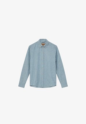 Cămașă bărbătească cu mânecă lungă, albastru deschis, cu nasturi, guler și manșete cu nasturi, așezată plat pe un fundal alb.