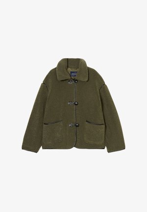Veste en laine vert olive avec une texture douce, design court, col arrondi, boutons en toggle et deux poches avant avec des accents en piping noir.