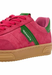 Sneaker in suede con tomaia di un vivace rosa, dettagli verdi e suola in gomma testurizzata. Presenta rifiniture cucite e lacci rosa.