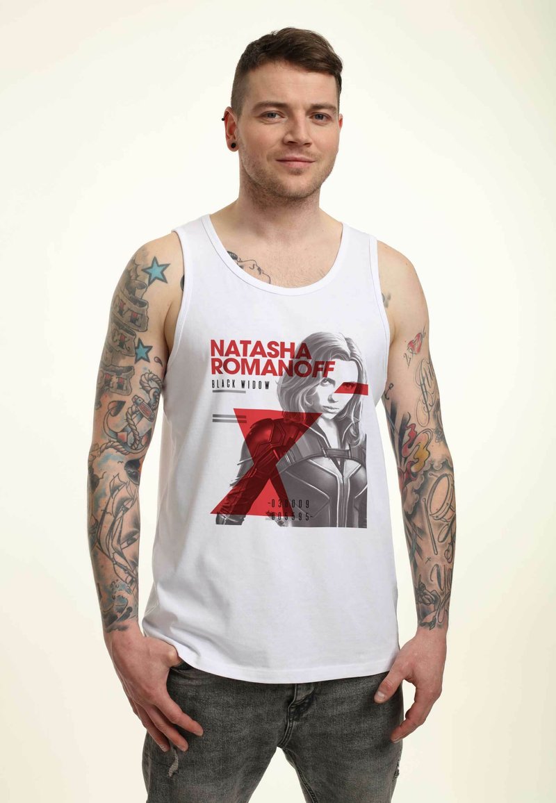 Hvid tanktop med et grafisk print af Natasha Romanoff (Black Widow) med røde accenter og tekst, imod en neutral baggrund.