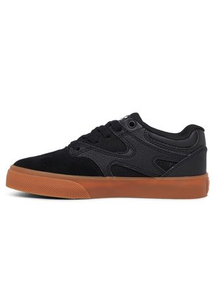 Sort lavtop-sneaker med strukturerede paneler, snørebånd foran og tyk brun gummisål.
