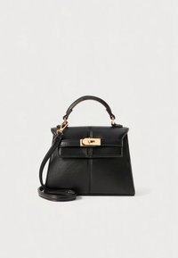 Sac à main en cuir noir avec une forme structurée, une poignée supérieure, une bandoulière amovible et des accents de quincaillerie dorée. Texture lisse et fermeture à fermoir.