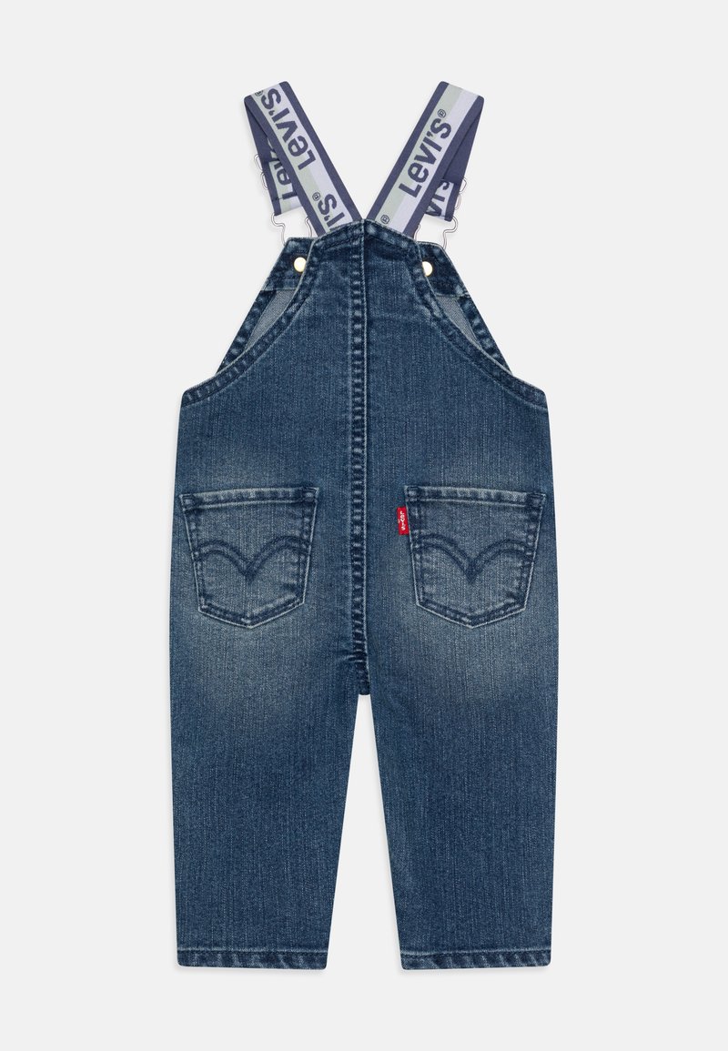 Denim-Latzhosen mit verstellbaren blauen Trägern, die das "Levi's"-Logo tragen. Ausgebleichtes Blau mit zwei Gesäßtaschen und einem gestickten Logo-Detail auf den Taschen.