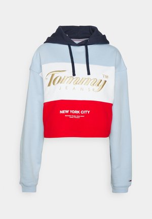 Hanorac scurt în culorile albastru, alb și roșu. Conține logo-ul auriu "Tommy Jeans" și textul "NEW YORK CITY". Gluga bleumarin cu șnururi. Material din bumbac moale.