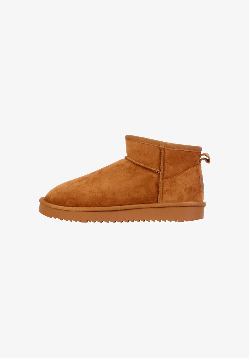 Bottine en daim tan avec une texture douce, un bout arrondi et une couture décorative. Dispose d'une semelle en caoutchouc à profil bas avec un motif en zigzag.